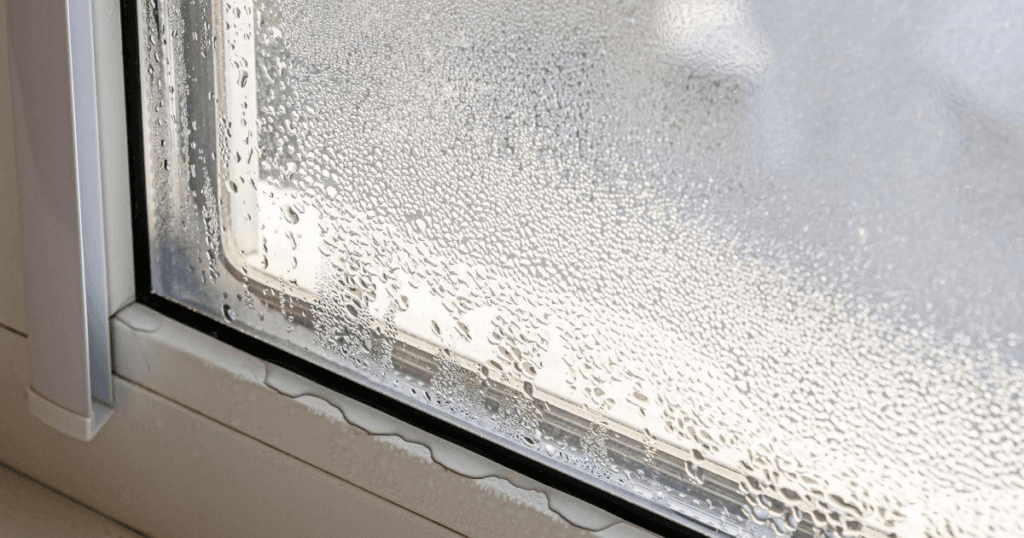 Condensação da umidade do ar vista na superficie com temperatura abaixo do ponto de orvalho.