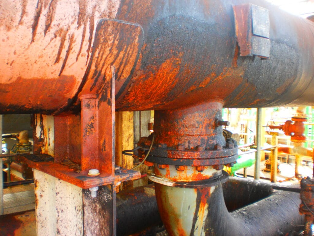 Corrosão sob isolamento notada em nossa inspeção de isolamento, onde é possível observar o avanço sobre o costado do trocador de calor, gerando grande risco para o processo produtivo da plataforma offshore.