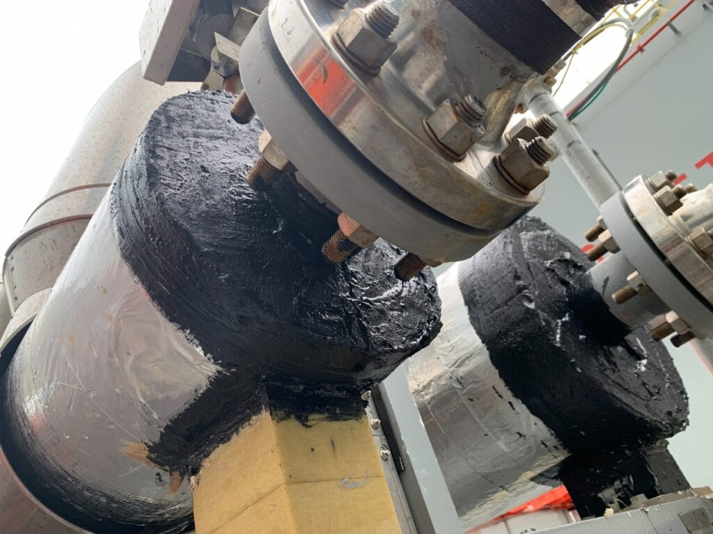 Terminações isoladas com barreira de vapor (prata), vapor stop (preto), suporte isolante (amarelo) e proteção mecânica em aço inox 316.